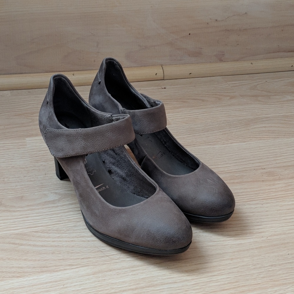 NWOT Tamaris Mary Jane heel 36B